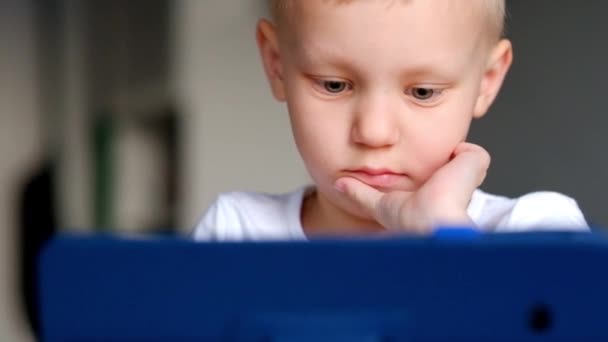 Malý chlapec hraje s tabletem PC — Stock video
