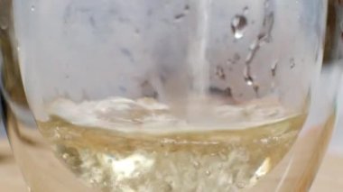 Biri yeşil çay bir şeffaf cam, süper makro dökme