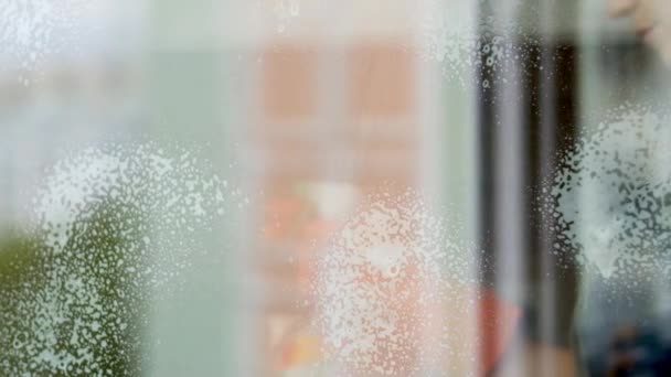 用特别清洁剂清洗窗户的妇女 — 图库视频影像