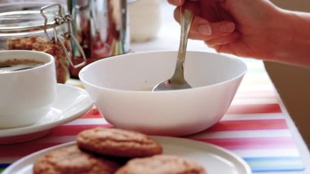 Mujer está desayunando con cereales y leche — Vídeos de Stock