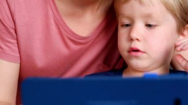 Küçük çocuk annesi ile Tablet Pc ile oynamak