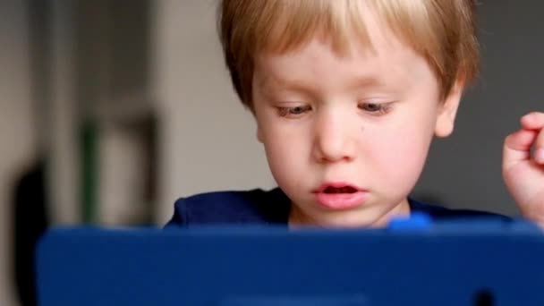 Menino brincando com tablet pc — Vídeo de Stock