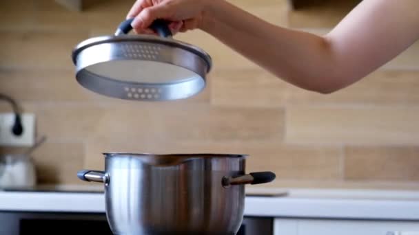 Женщина, нюхающая приятные ароматы от еды в кастрюле, закрывается — стоковое видео