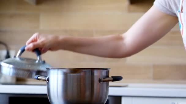 Mulher cheirando os aromas agradáveis de sua refeição em uma panela, close-up — Vídeo de Stock