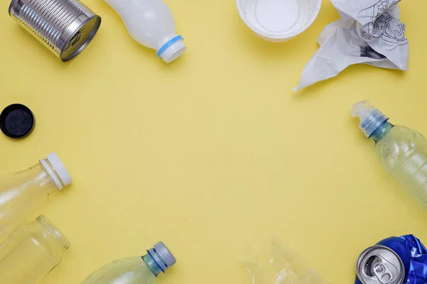 Geri dönüşüm sembolü ve tablo arka plan üstten görünüm çöp ile Eko kavramı