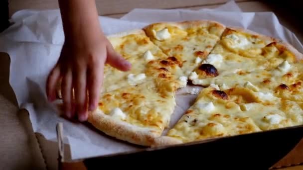 Childs mano prendere una pace di pizza formaggio — Video Stock