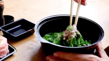 Teslimat gıda kavramı: Plastik sofra üzerinden chukka salata yemek kadın