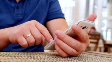 Erkek el Holding Smartphone, bir kafede