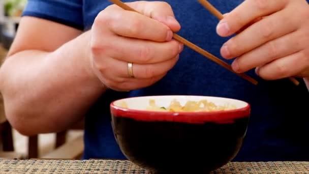 Hombre comiendo arroz con verduras en un reastaurante chino — Vídeos de Stock