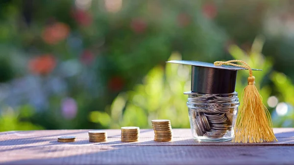 Financiamento de bolsas e educação. Investimento no conceito de educação . — Fotografia de Stock