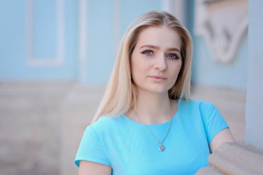 sarı saçlı ve uzun kirpiklerini olan güzel kadın