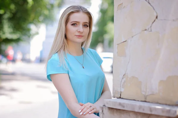 Portret van mooie jonge vrouw met blond haar en lange wimpers, zomer buiten — Stockfoto