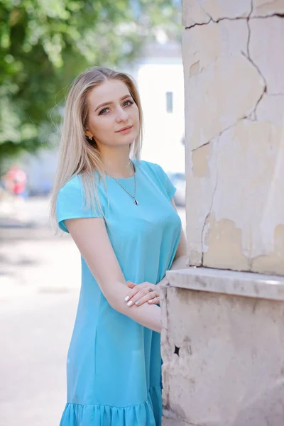 Portret van mooie jonge vrouw met blond haar en lange wimpers, zomer buiten — Stockfoto