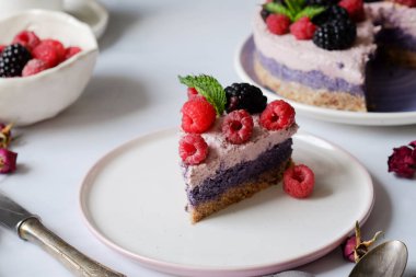 Çiğ vegan kek ahududu ve bluberries beyaz masada