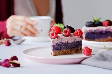 Çiğ vegan kek ahududu ve bluberries beyaz masada