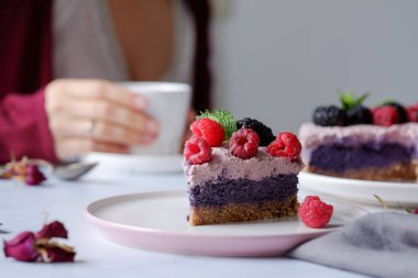 Çiğ vegan kek ahududu ve bluberries beyaz masada
