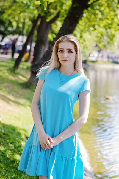 Retrato de bela jovem com cabelo loiro e pestanas compridas, verão ao ar livre — Fotografia de Stock