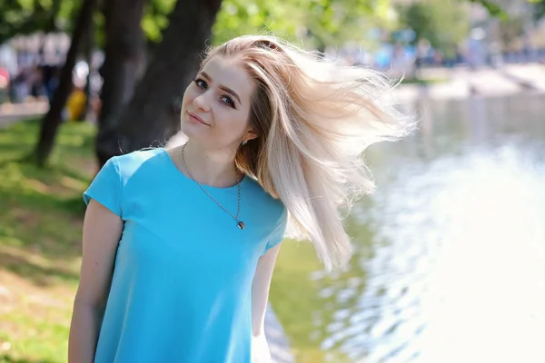 Retrato de una hermosa joven con cabello rubio y pestañas largas, verano al aire libre —  Fotos de Stock