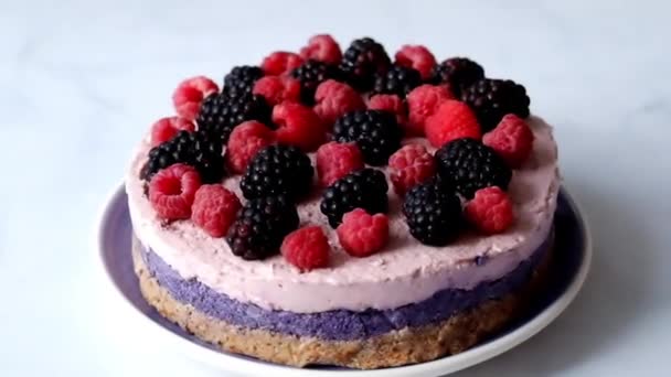 Schöner roher veganer Kuchen mit Beeren - Himbeere und Blaubeere — Stockvideo