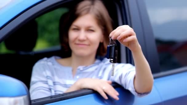 Comprare auto concetto. Donna in possesso di chiavi dalla sua nuova auto . — Video Stock