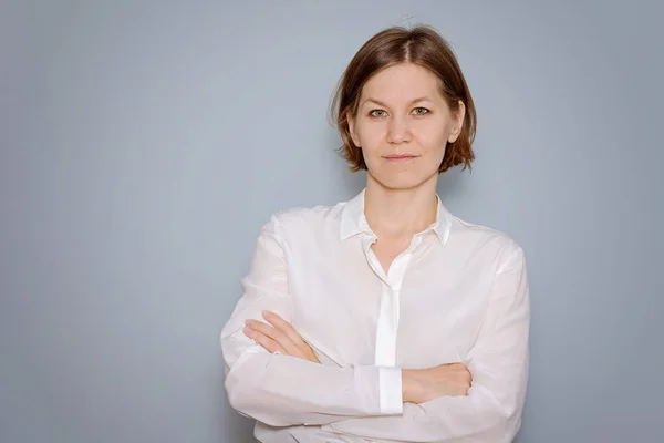 Kopya alanı ile gri arka plan üzerine bir confindent iş kadın portresi