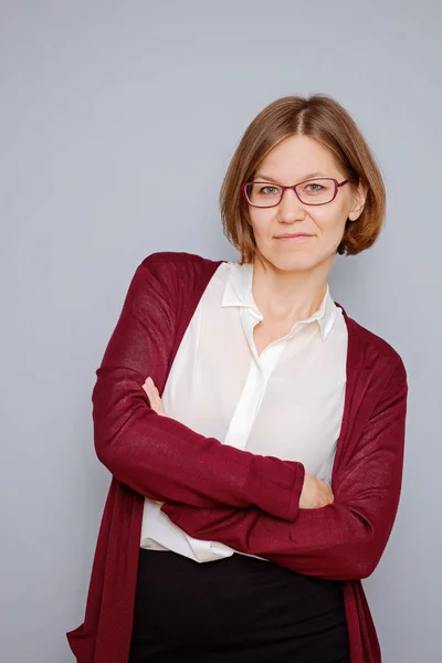 Gri arka plan üzerine bir confindent iş kadın portresi