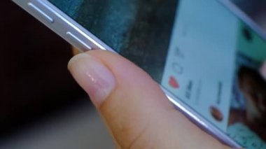 Sosyal ağ üzerinde kamuya paylaşılan fotoğraf arayan kadın gibi düğmesine basarak