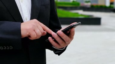 Kendine güvenen genç işadamı tablet, holding kadar yakın