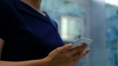 Kadının elinde telefon akıllı, yakın çekim