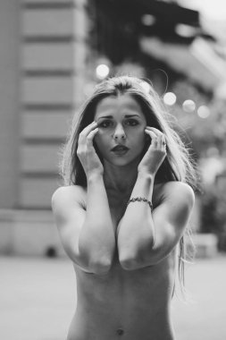 Şehirde sıcak seksi Dişileştirilmiş kadın. Yarı çıplak kız. Siyah ve beyaz fotoğraf