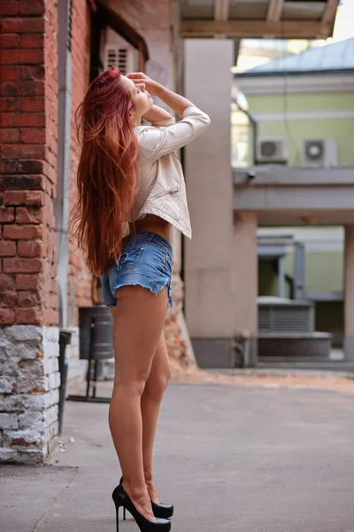 Forró szexi redhair nő a város. Félig meztelen lány. Divat art fotó. — Stock Fotó