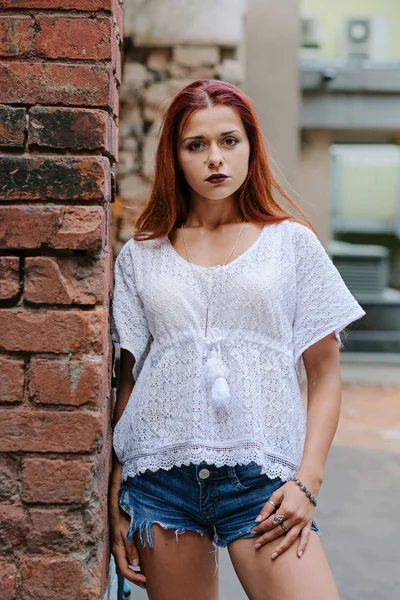 Foto de arte de moda. Retrato de mujer sexy con el pelo largo y rojo, en la ciudad . —  Fotos de Stock