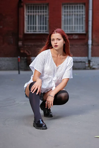 Foto de arte da moda. Retrato de mulher sexy com longos cabelos vermelhos, na cidade . — Fotografia de Stock