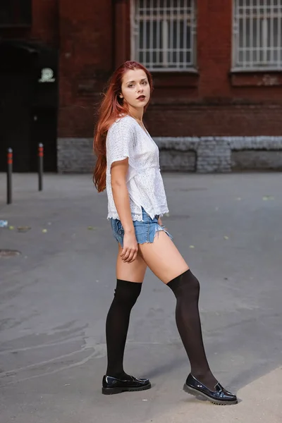 Moda sanat fotoğrafı. Şehirde uzun kızıl saçlı seksi kadın portresi. — Stok fotoğraf
