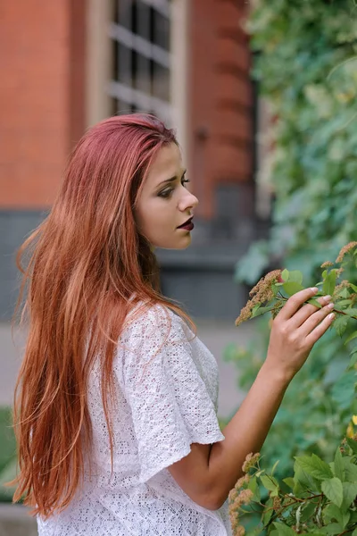 Fashion art фото. Портрет сексуальной женщины с длинными рыжими волосами, в парке . — стоковое фото