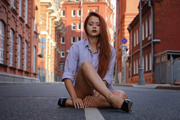 Μόδα Φωτογραφία τέχνη. Πορτρέτο της σέξι γυναίκα με μακριά κόκκινα μαλλιά, στην πόλη. — Φωτογραφία Αρχείου