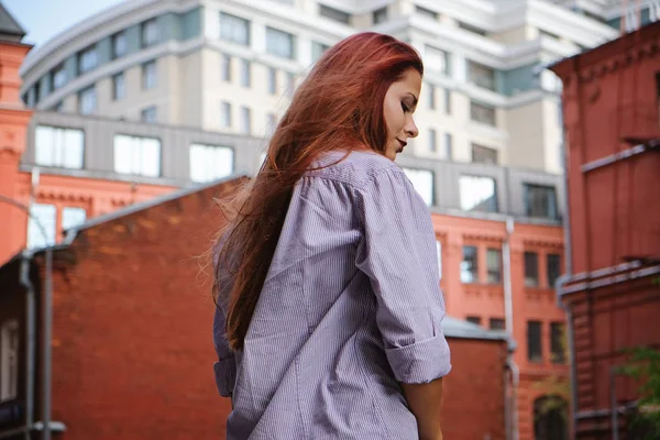 Foto de arte da moda. Retrato de mulher sexy com longos cabelos vermelhos, na cidade . — Fotografia de Stock