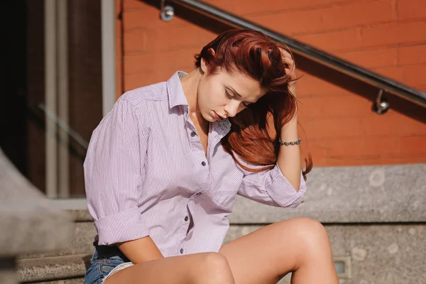 Photo d'art de la mode. Portrait de femme aux longs cheveux roux, à l'extérieur . — Photo