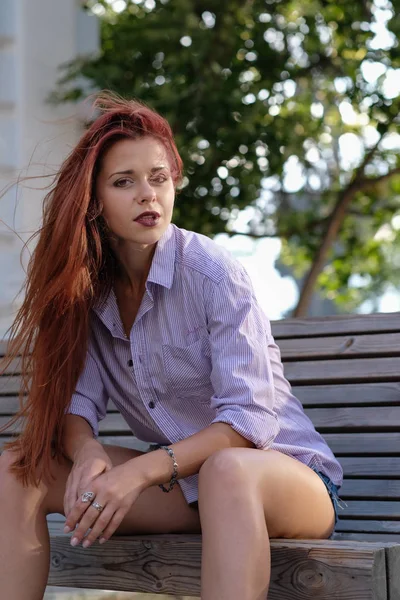 ファッション アート写真。屋外、長い赤い髪を持つ女性の肖像画. — ストック写真