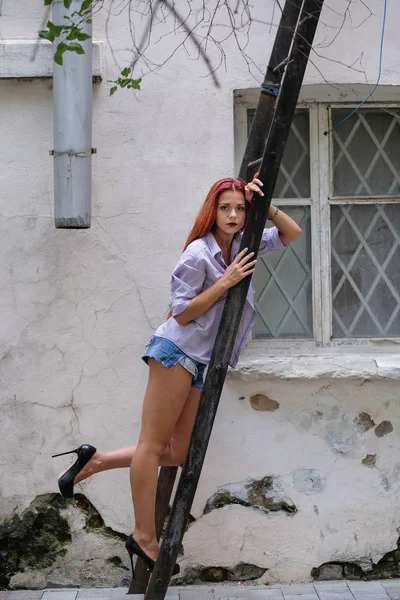 Retrato de mujer pelirroja hermosa en un espacio patio, verano al aire libre —  Fotos de Stock