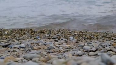 Yumuşak dalgalar halinde deniz, çakıl plaj