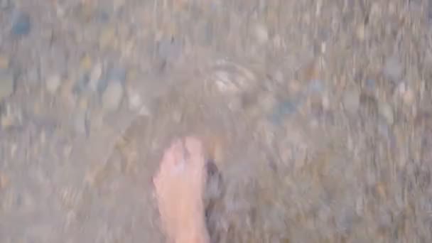 Pieds de femme dans les vagues de la mer, vue de dessus — Video