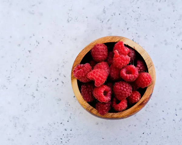 Schüssel mit frischen Himbeeren, Blick von oben — Stockfoto