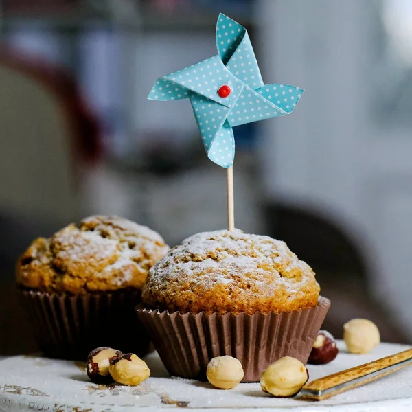 Muffins festivos caseros decorados con azúcar en polvo, avellanas — Foto de Stock