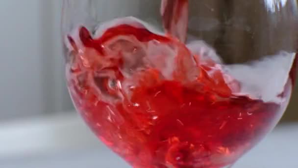 Wylewanie czerwony juie w szkle, Zdjęcia makro — Wideo stockowe
