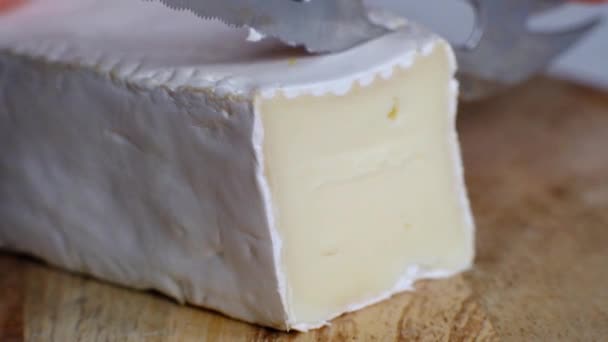 Corte de queso blando, brie francés o camembert, macro shot — Vídeo de stock