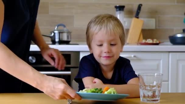 Menino de quatro anos se recusando a comer legumes — Vídeo de Stock