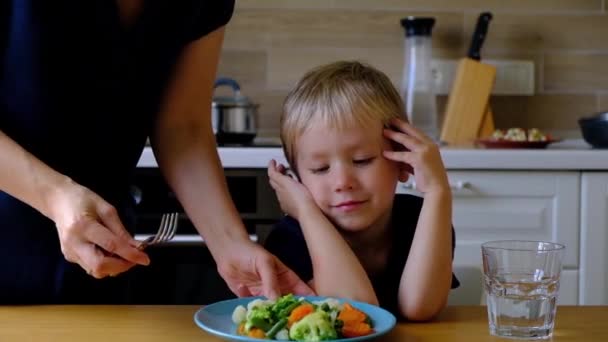 Garçon de quatre ans refusant de manger des légumes — Video