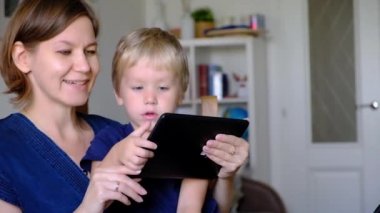 Tablet pc ile oynarken dört yaşında oğlu ile annesi