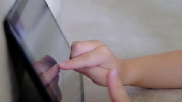 Niño jugando con la tableta PC, las manos de cerca — Vídeo de stock